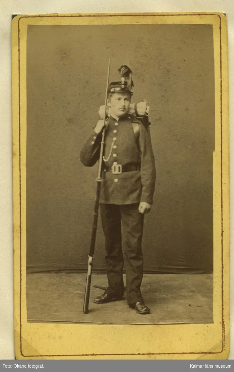 Carl Svensson, skarpskytt i militäruniform, med ett gevär.