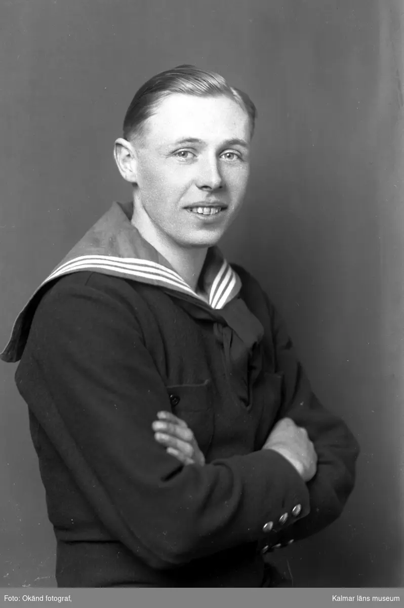 Ateljébild på en man i flottans uniform med blåkrage.