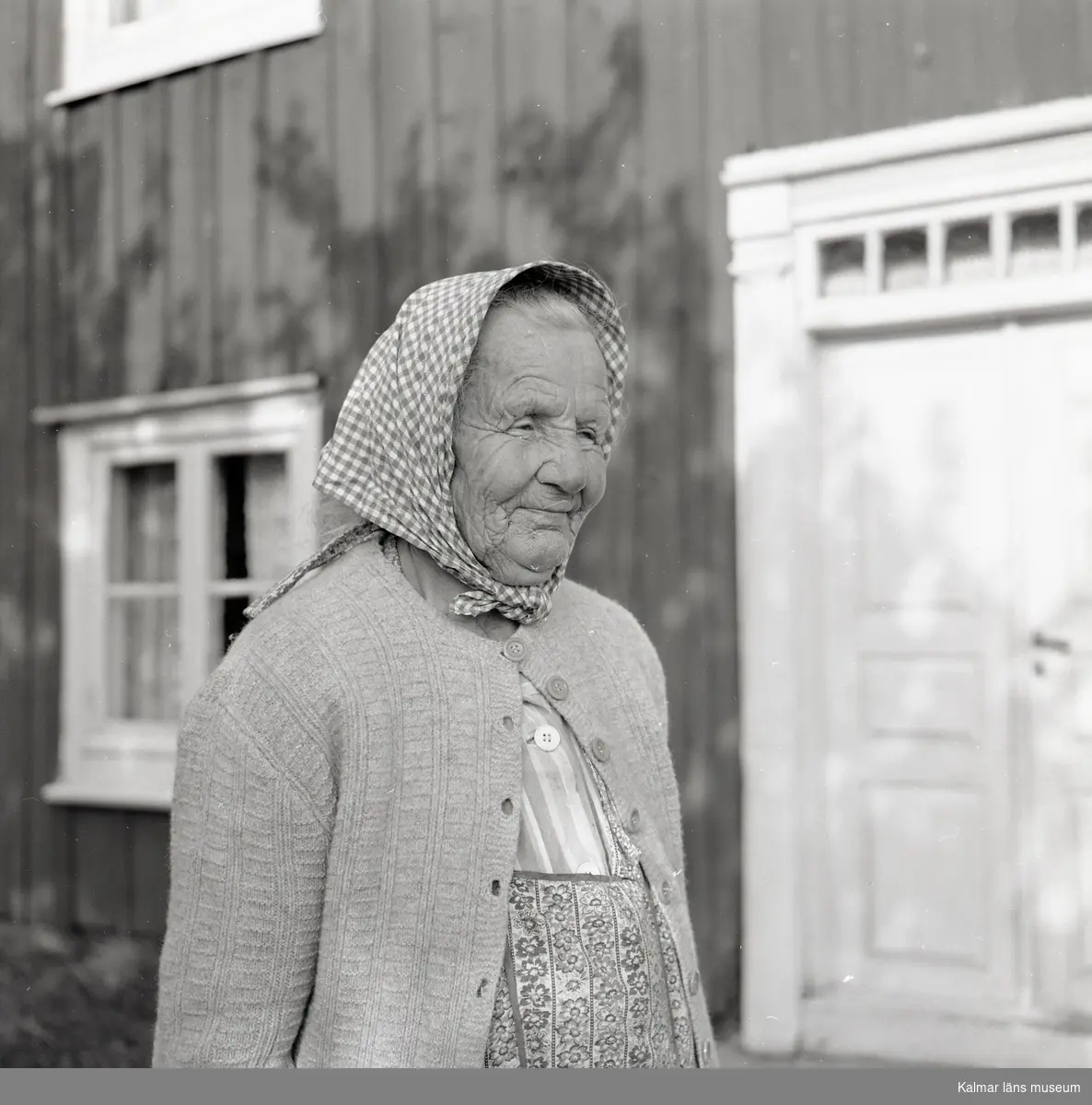 Fru Augusta Johnsson, 82 år gammmal utanför sin gård.