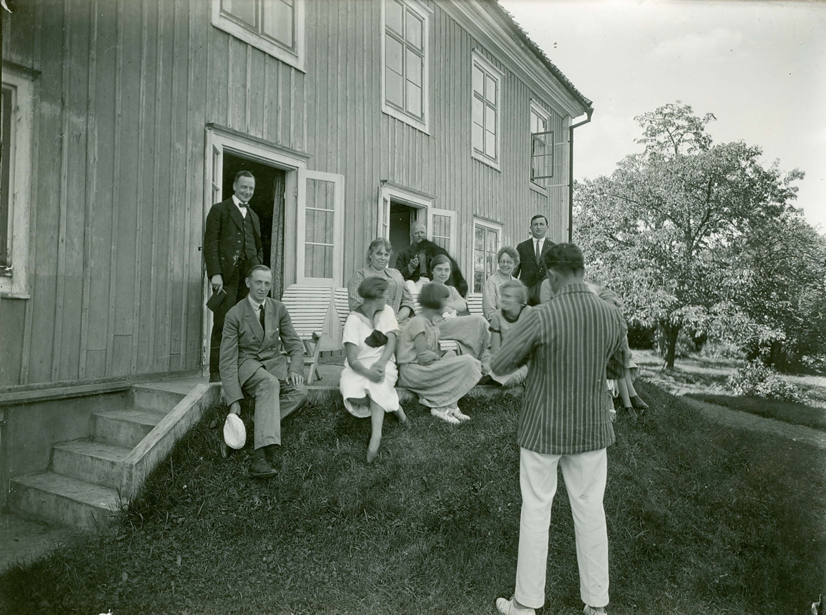 En gruppfotografering på en terrass.