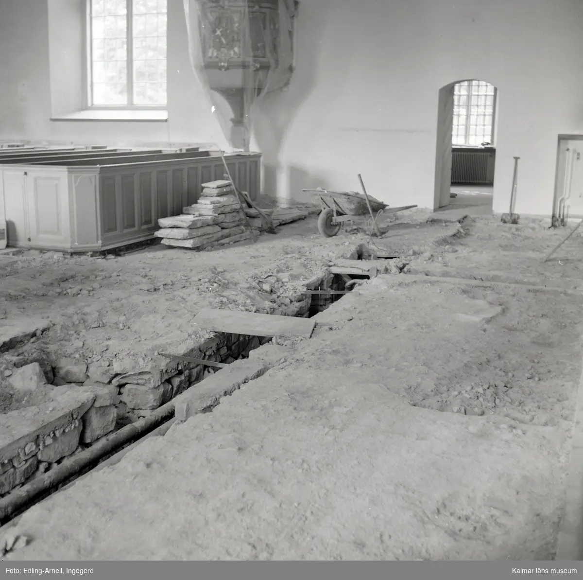 En arkeologisk utgrävning i Söderåkra kyrka.