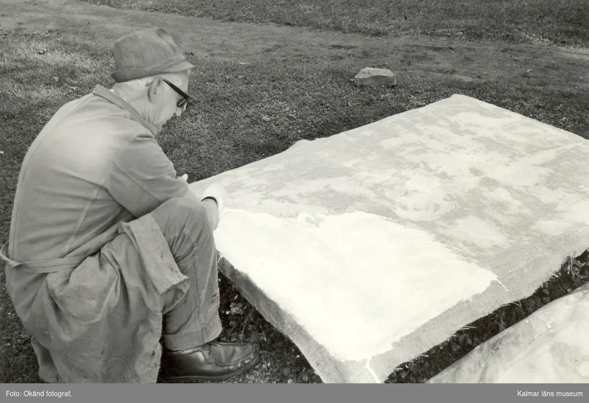 Avgjutning av gravstenar på gamla kyrkogården med hjälp av gummilatex av konservator Göte Svärd.