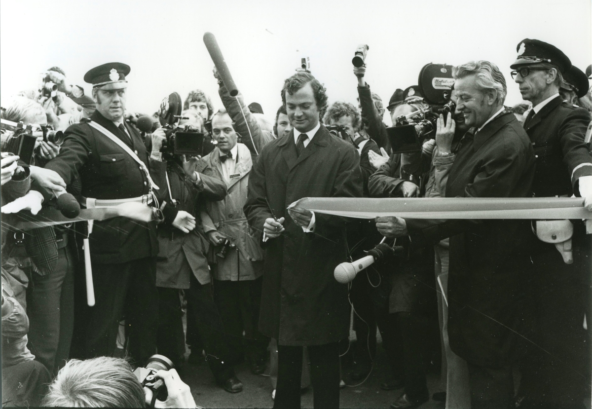 Kung Karl XVI Gustaf (då kronprins) klipper band vid tillfället för invigningen av Ölandsbron i september 1972.