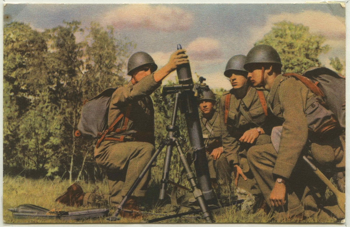 Granatkastare under militärövning vid andra världskriget.