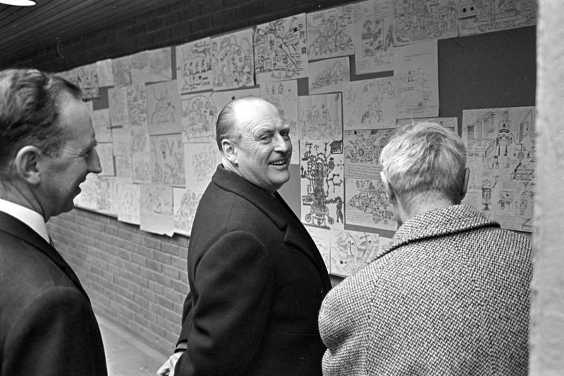 Kong Olav ser på "Aukrusts tegnekonkurranse" på landbruksutstillingen på Sjølyst. Fotografert mars 1964. (Foto/Photo)