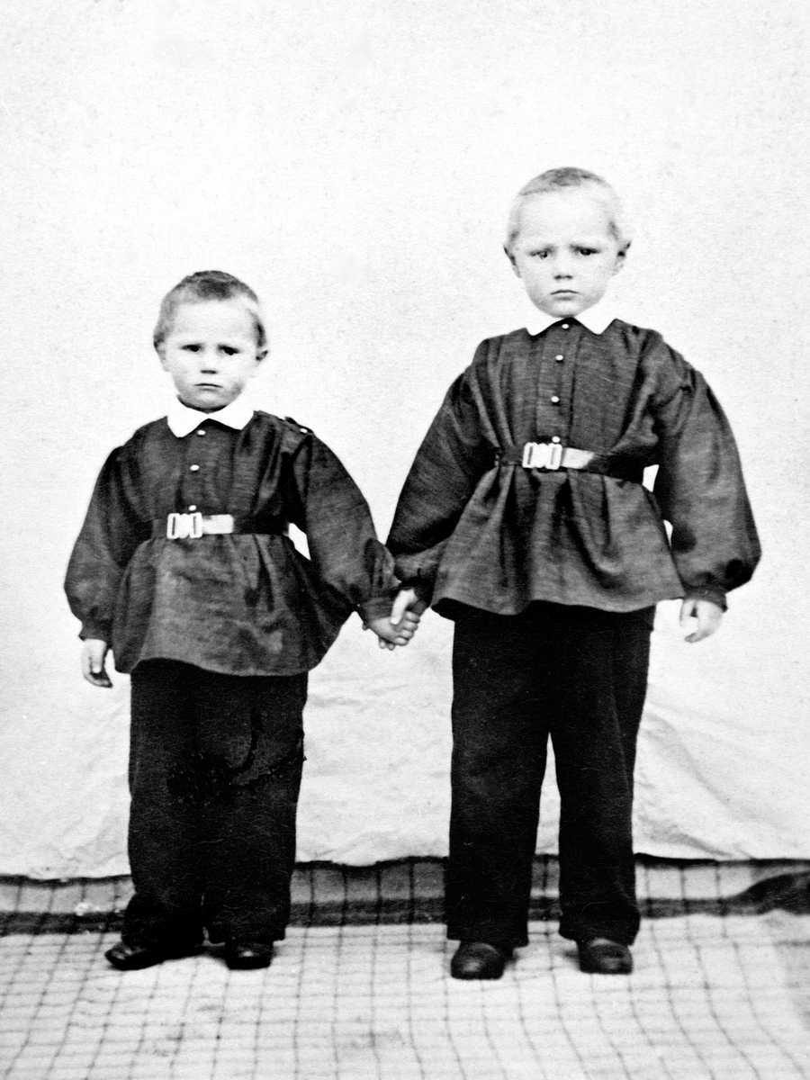 Gruppeportrette av brødrene Hans og Nils Henningsmoe fra Trøgstad, på besøk hos fotografen, ca. 1867-68. De var bosatt på gården Henningsmoen nedre.