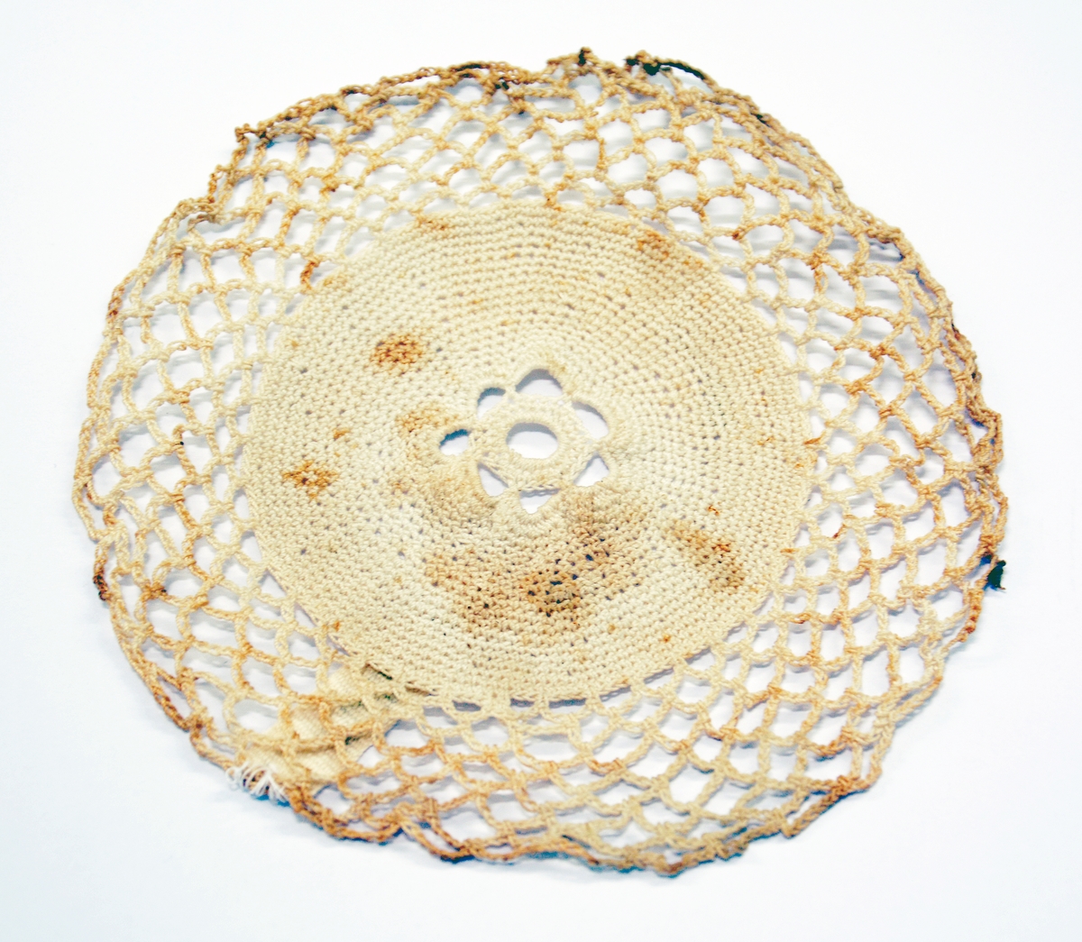 Heklet brikke i hvitt garn.