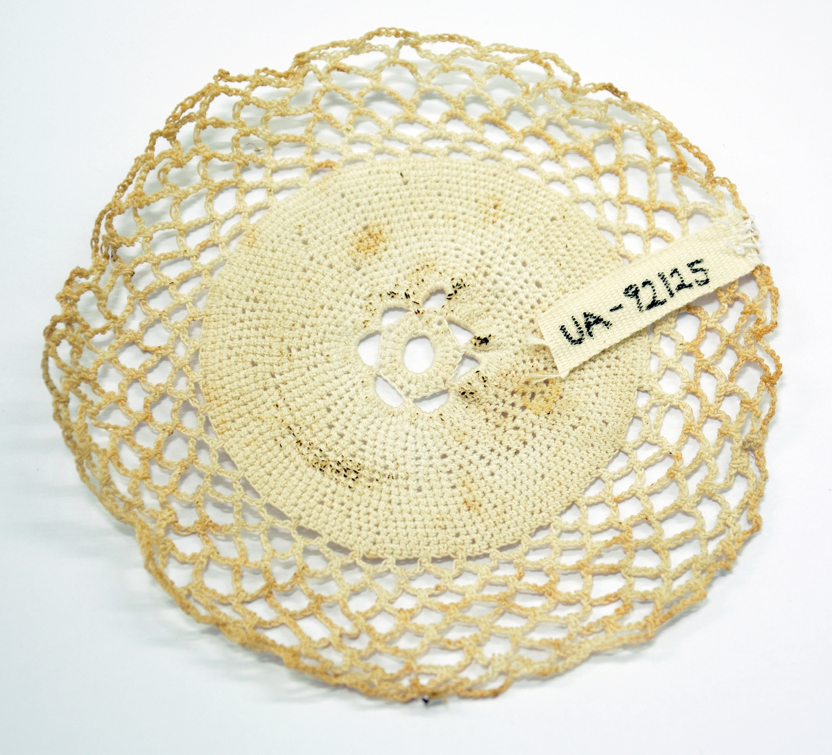 Heklet brikke i hvitt garn.