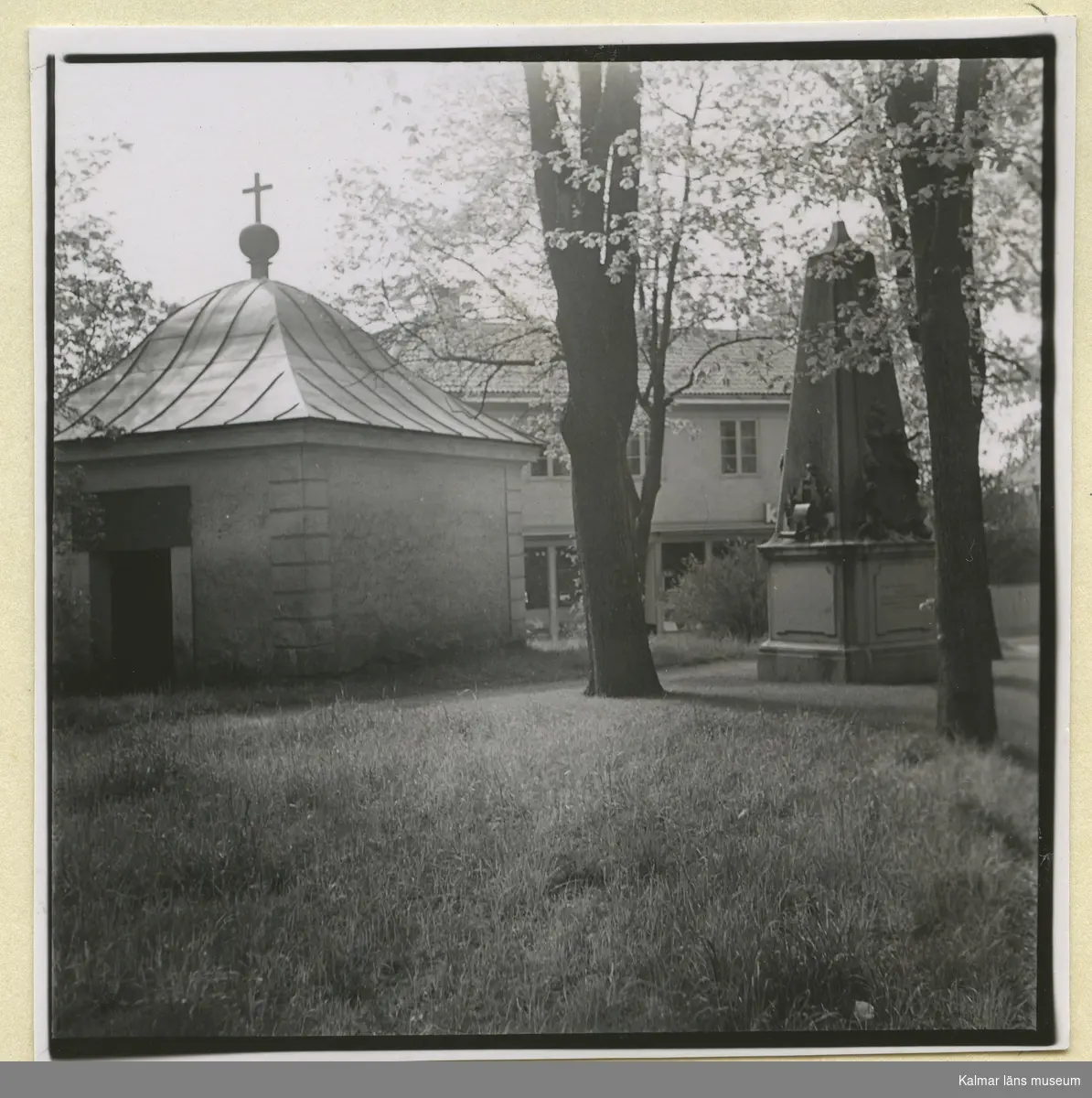Ulfsparreska gravkoret och Jacob Wallenbergs monument på Mönsterås kyrkogård.
A2397-3