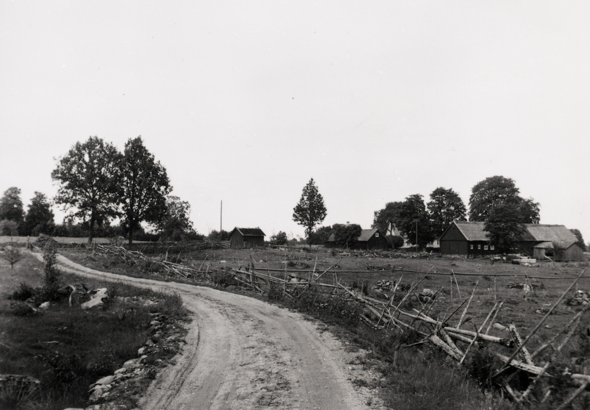 Vägen mellan Skurebo och Strängsmåla. Nämndeman Nilssons gård i fonden.