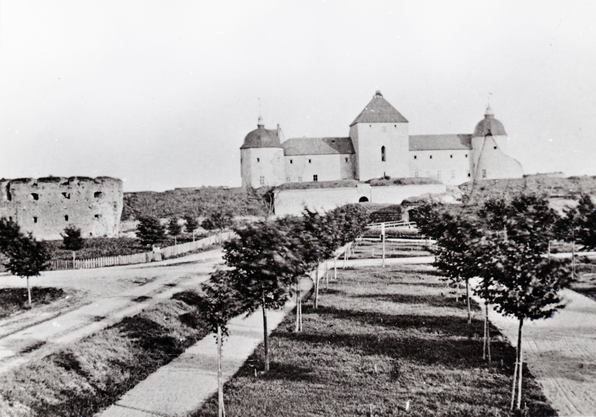 Kalmar slott och den nyanlagda Södra kyrkogården 1862.