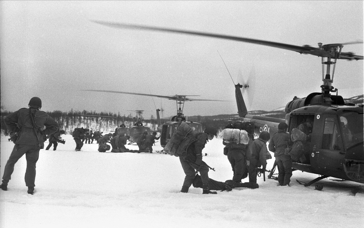 Soldater med helikoptre på vinterøvelse ved Åsegarden.