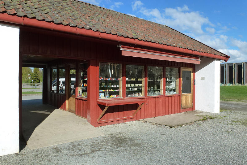Museumsbutikken er et tødt, lavt hus ved hovedinngangen.