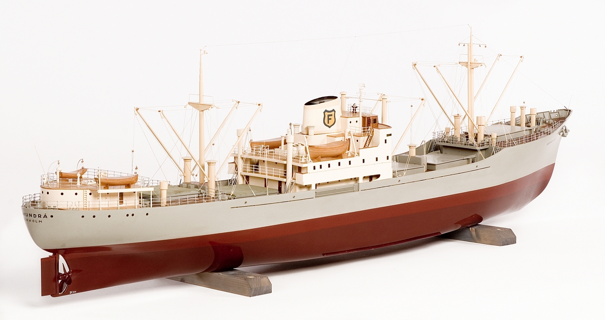 Fartygsmodell av lastfartyget M/S GUDMUNDRÅ.