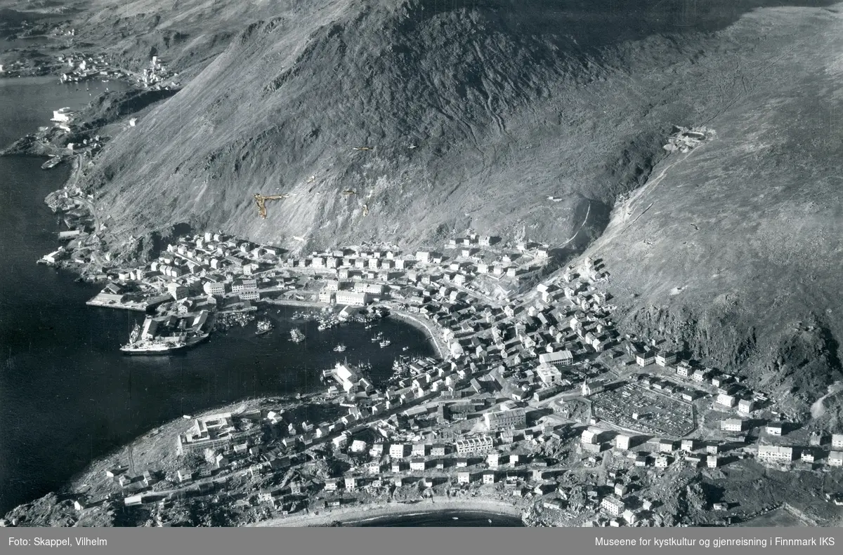 Flyfoto. Parti av Honningsvåg. I bakgrunnen ligger Storbukt. 22.08.1953.