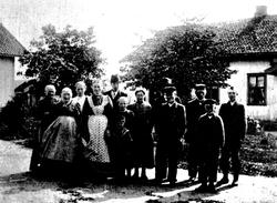 Folk på tunet på gården Frøshaug i Trøgtsad, ca 1900 (?), uk