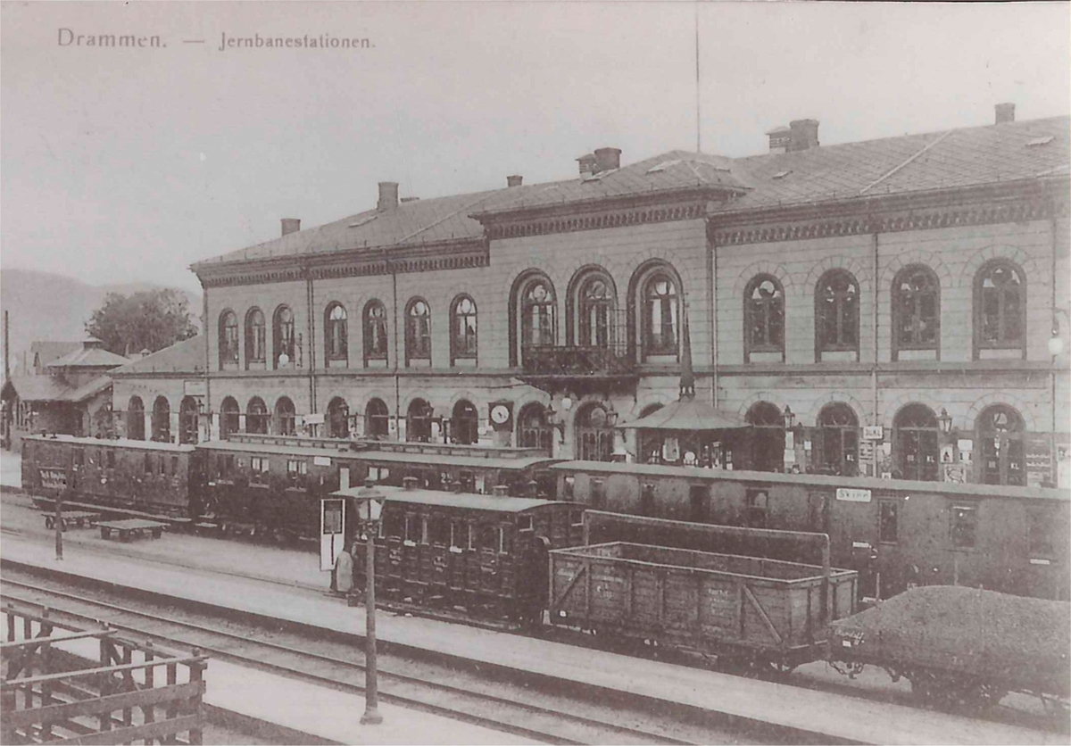 Drammen stasjon tog til Skien i spor 1.