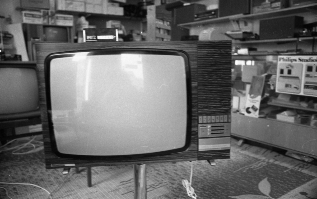 Radioforretning. Utstilling i butikken av TV og radioer med hovedvekt på TV.