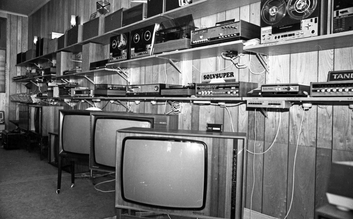 Radioforretning. Utstilling i butikken av TV og radioer med hovedvekt på TV.