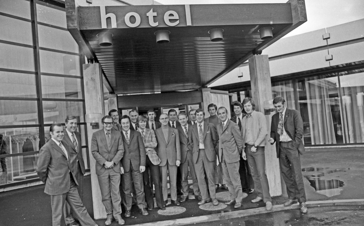 Mange smilende personer foran inngangspartiet på Park Hotel - tidligere Touring Motor Hotell. Kjøkkensjefen viser fram dessertutvalget. Kjøkkensjefen serverer middag for fornøyde gjester.