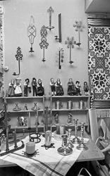 Utstilling. Dukker og pyntegjenstander av tinn og messing. T