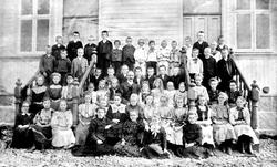 Lande skole i Tune 1910. Elever og lærer. Ukjente personer.