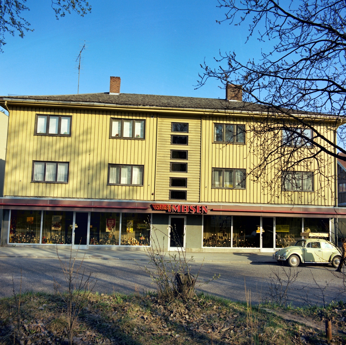 Fasader av  Romerike fotoforretninger og Torleiv Imbsen skobutikk