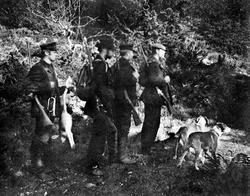 Harejakt i Lundebyskogen, Råde sa. 1902-03. .Fra venstre: Wi