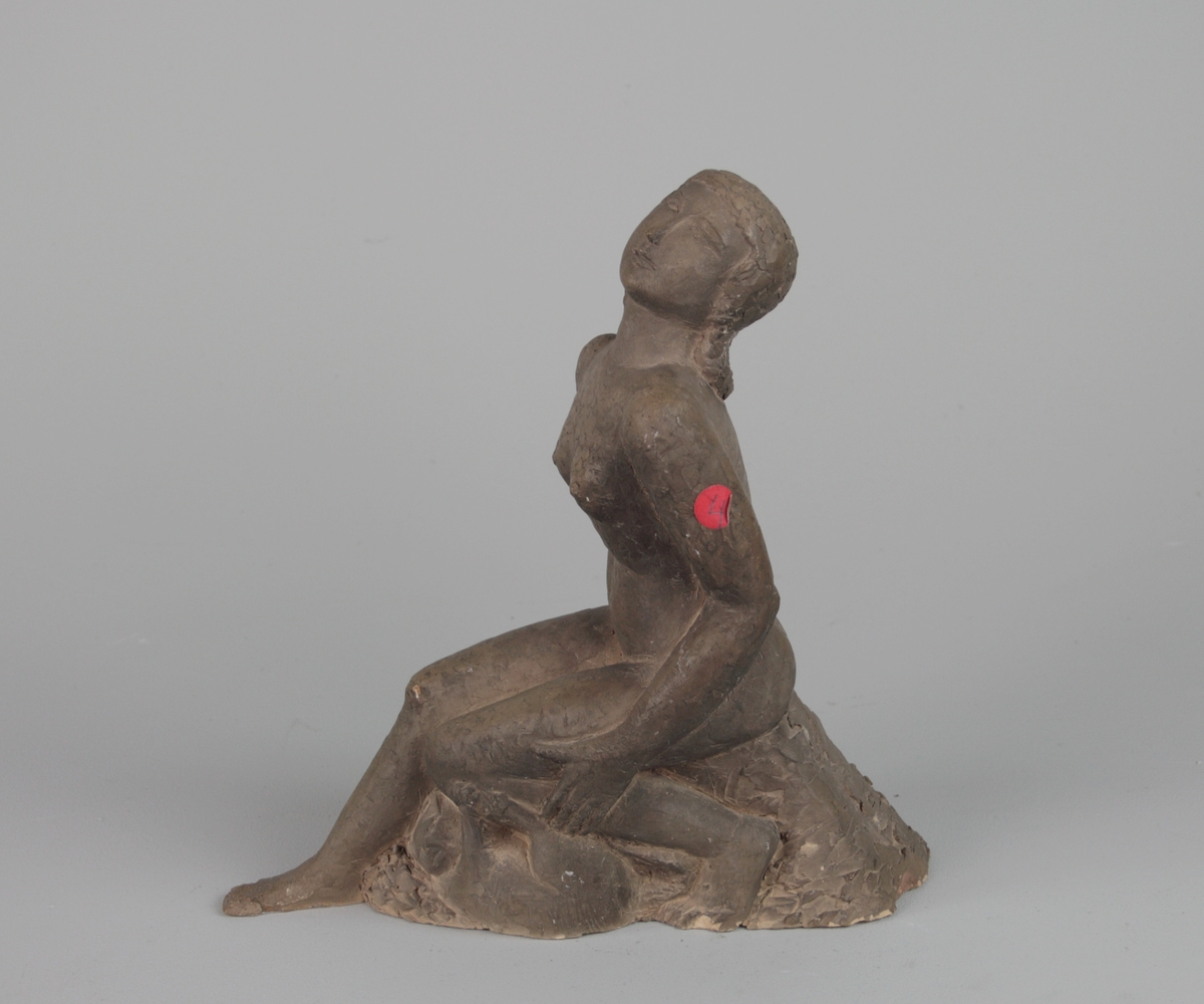 Sittande kvinna med huvudet bakåtlutat [Skulptur]