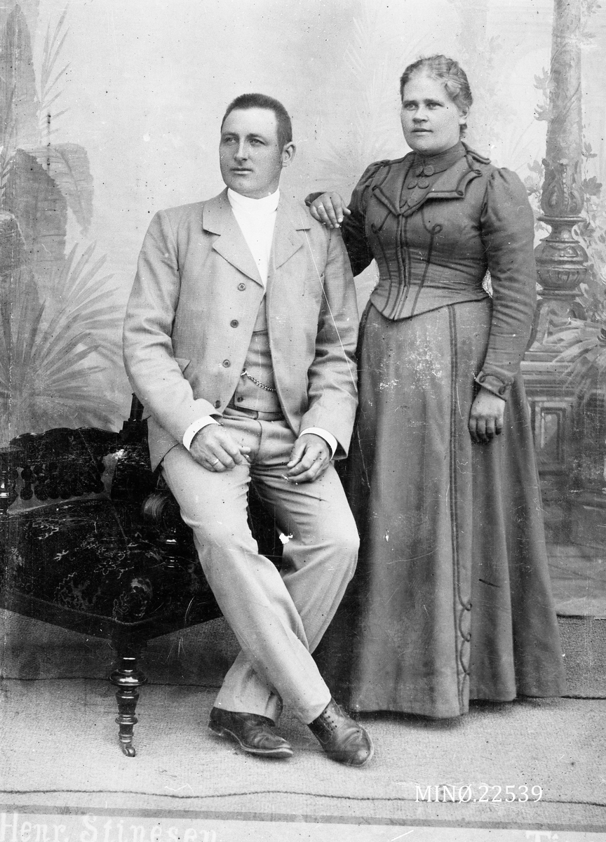 Portrett av ektepar. Nils Dæhlie og kona Mina.