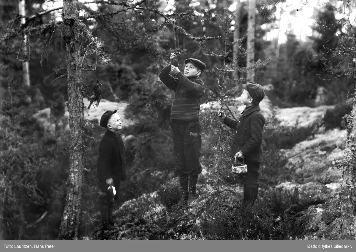 Tre gutter sjekker fuglesnarer i skogen i Moss.
Fra venstre: Robert Lauritzen (fotografens sønn), ukjent, ukjent.
