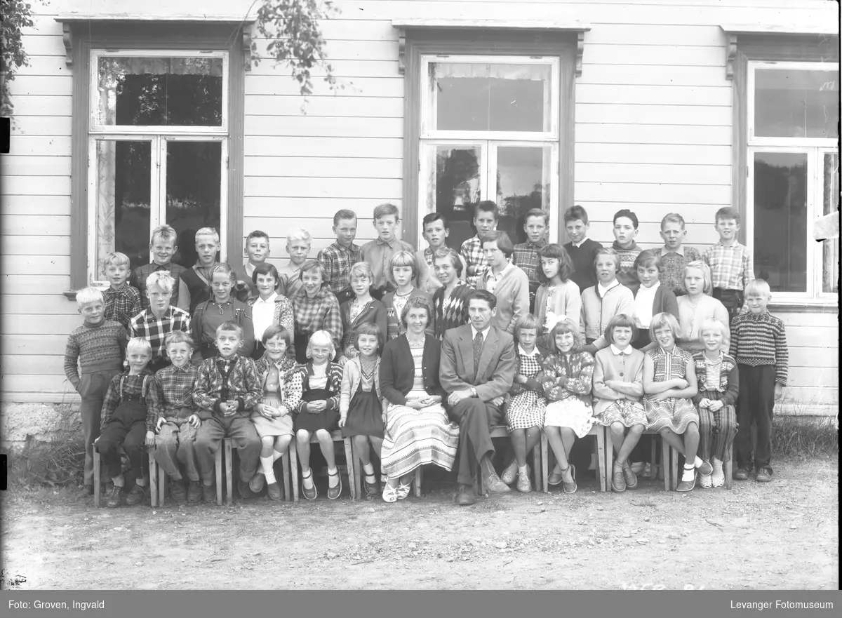 Skolebilde fra Okkenhaug skole i Levanger, 1957. Andre, tredje, sjette og sjuende klasse.