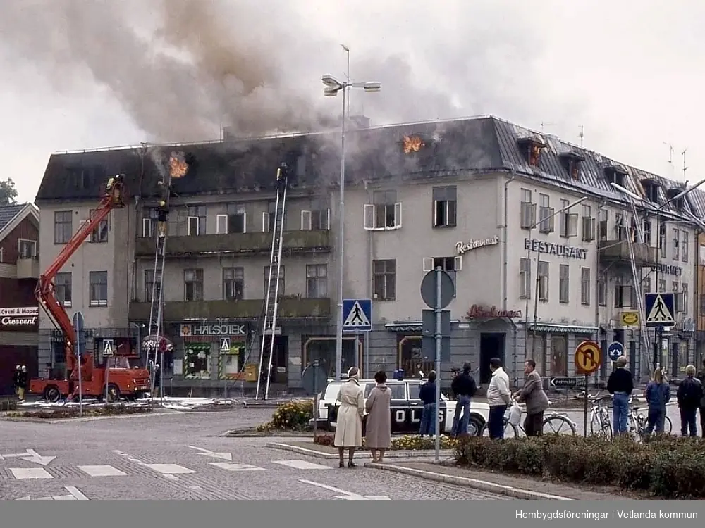 Två anlagda bränder i fastigheten korsningen Vitalagatan-Lasarettsgatan i Vetlanda. 
Vid första branden, den 25 juli 1981, hade brandmännen ett svårt arbete, men med hjälp av rökdykare kunde man få elden under kontroll. Brand 2, den 26 september samma år, totalförstörde huset.