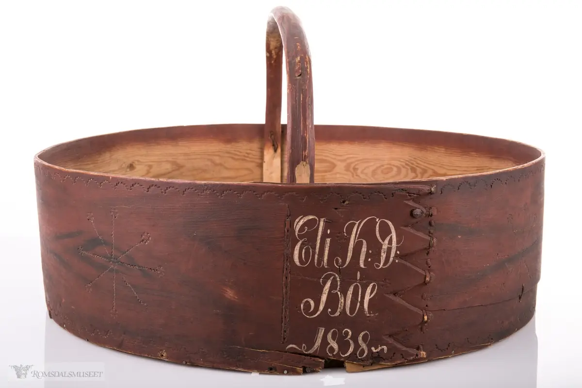 Den ytterste spon-enden har tannbordlignende avslutning, og med tægersurring over "tennene"