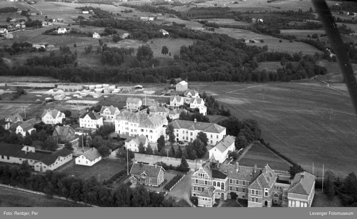 Flyfoto av Levanger, tatt av tenåringen Per Renbjør med sin fars Leica . Her sykehuset og den gamle lærerskolen.