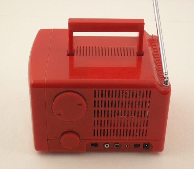 Enl. liggare:
"Röd mini-tv,färg, med radio, bärhandtag och antenn.
L:20 cm, B:17 cm.