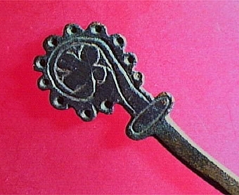Pekare (aestel) i brons i form av en biskopskräkla.