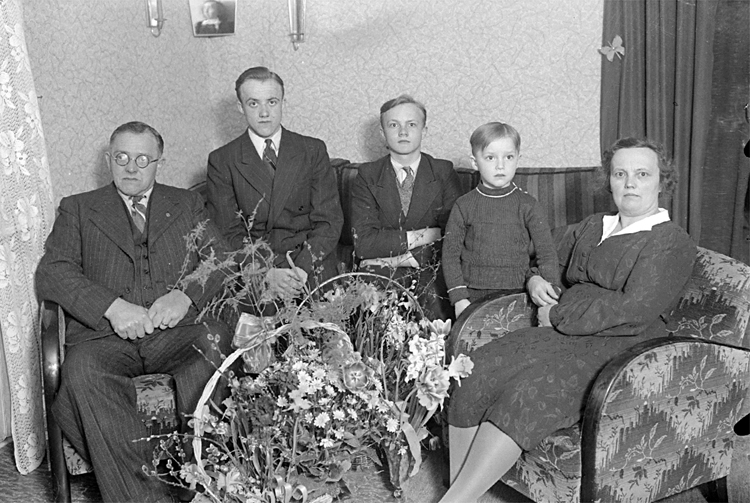 Familjen Adlerborn, mejeribostaden hos Anderssons i Tidan.
1. Olof Adlerborn
2. Olle Adlerborn
3. Stig Adlerborn
4. Jan Adlerborn
5. Anna Adlerborn