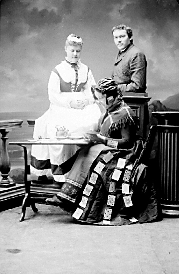 Vita Liljan.

Karin Bäckström f. 1880 drev fotoateljé på Vasagatan 5 i Töreboda. Hon tog över den av sin far Thure Bäckström, som hade etablerat firman 1886, och hon drev den mellan 1896 -1916.
Karin Bäckström gifte sig år 1917 med John Knape.