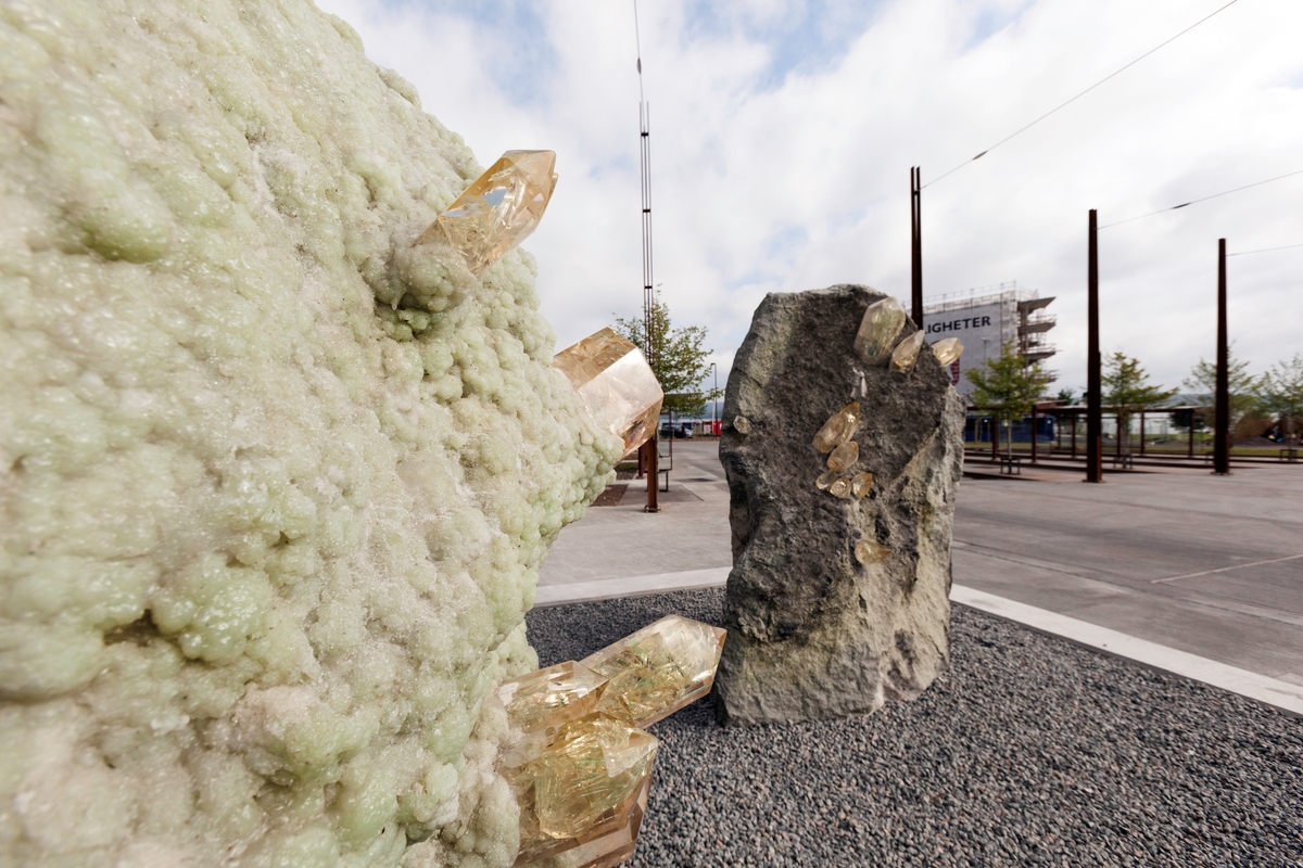 Mineraler og bergarter som er funnet på stedet og brukt i kunstverket:
Gul Limonitt (brunjernstein) med bergkrystall,
Rød Porfyr,
Grønn Prehnitt med kalkspat,
Hvit Porfyr,
Svart Porfyr,
Svart Epidot med bergkrystall