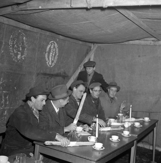 Lions Club.
Höstblot 1958. Kaffe på maten.
Från vänster Åke Borg, Erik Hållander, Ivar Dyrendahl, Johan von Hofsten, Tage Testén samt stående Torsten Svensson.