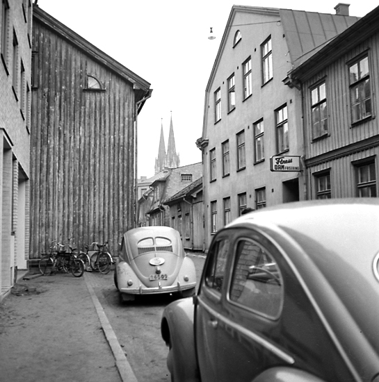 Klostergatans södra del, Skara, 1953.
Skara Tidnings nya hus till vänster, ingenjör Berglings hus till höger följt av kreaturshandlare Mellgrens lilla trähus och gamla tidningshuset.