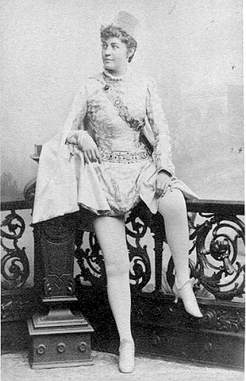 Norrie, Anna, f. Pettersson, 1860-1957, sångerska. N. gjorde tidigt succé som operettartist och blev genren trogen; ett ofta upprepat glansnummer var titelrollen i "Sköna Helena". Hon prövade även talroller, gjorde några filmroller, bl.a. hos Stiller, och drev under första världskriget egen kabaré i Köpenhamn.
http://www.ne.se/jsp/search/article.jsp?i_art_id=271827
