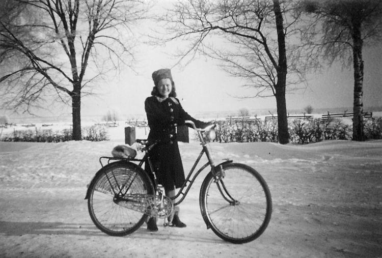 Hanna Biljer, Bolum.
Sannolikt 1940-tal.
Fotot taget utanför Bolums skola.