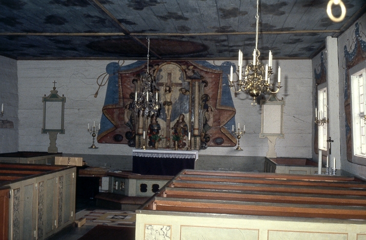 Interiör mot altaret i Bredsäters kyrka.