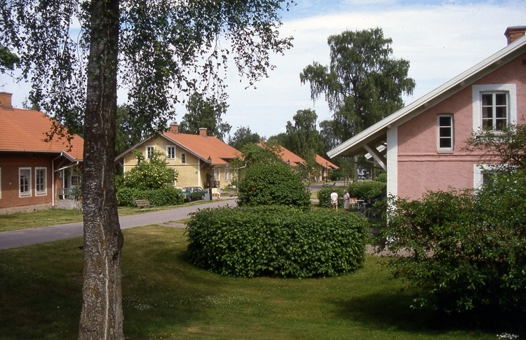 Området "Falkängen" består av åtta hus, byggda kring sekelskiftet 1900, och var arbetarbostäder för anställda vid cementfabriken i Hällekis.