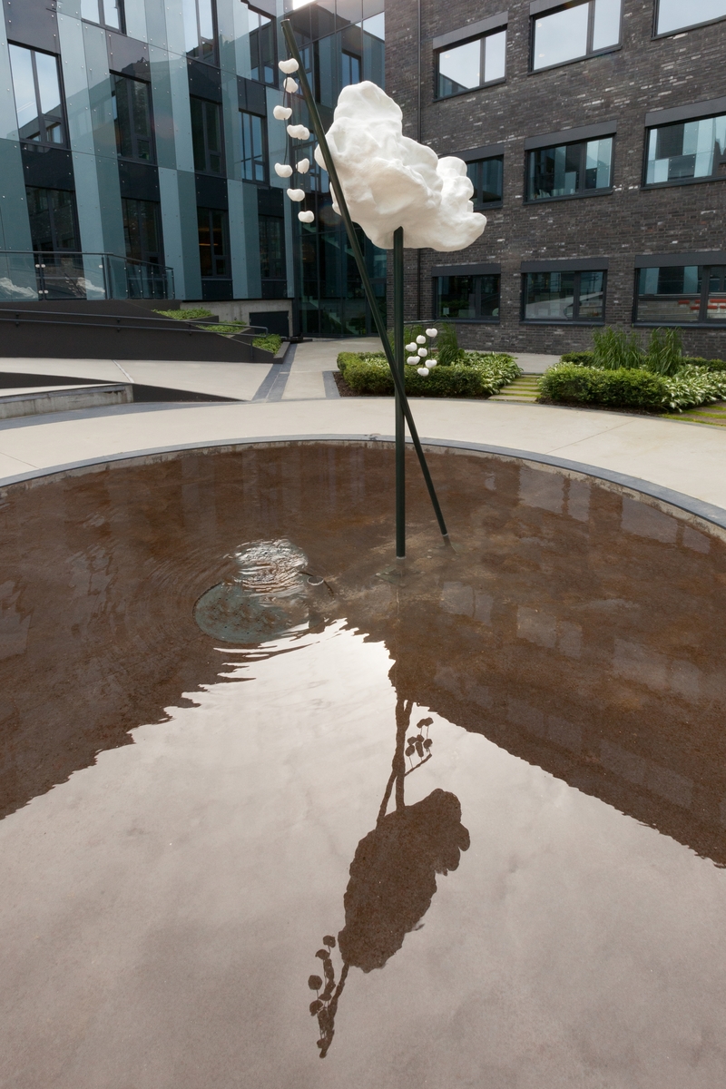 Kunstneren inviterte alle de ansatte i Petroleumstilsynet til være med på å lage et totem til institusjonen. Et totem er en families eller klans emblem, hogget ut i tre. Det er gjerne et ikke-menneskelig vesen, og noe som klanen assosierer seg med.

"Totem I" står inne i vestibylen, mens den større "Totem II" står ute i vannspeilet i atriet og kan betraktes fra kontorene til ansatte ved flere statlige institusjoner.  Der står den og minner om at ikke alt er målbart og formålsrettet.  Noen ting blir til ved innskytelser og luner, og spiller sin rolle i verden som brudd med det vante.