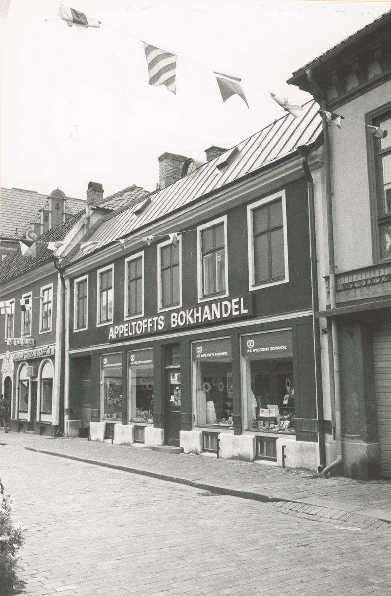 Appeltoffts bokhandel. Fasad mot Storgatan, Kvarnholmen väster om Västra Sjögatan. Bilderna är tagna inom ramen för Kalmar kommuns inventering av Kvarnholmens bebyggelse 1970-1971 och skänkta till länsmuseet.