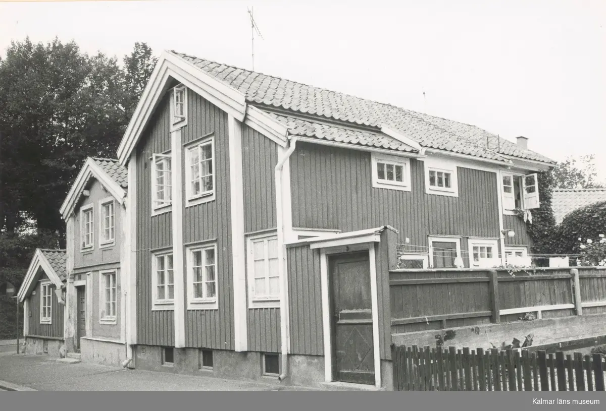 1600-talshusen Tripp-Trapp-Trull. Fasad mot Fiskaregatan, Kvarnholmen väster om Västra Sjögatan. Bilderna är tagna inom ramen för Kalmar kommuns inventering av Kvarnholmens bebyggelse 1970-1971 och skänkta till länsmuseet.