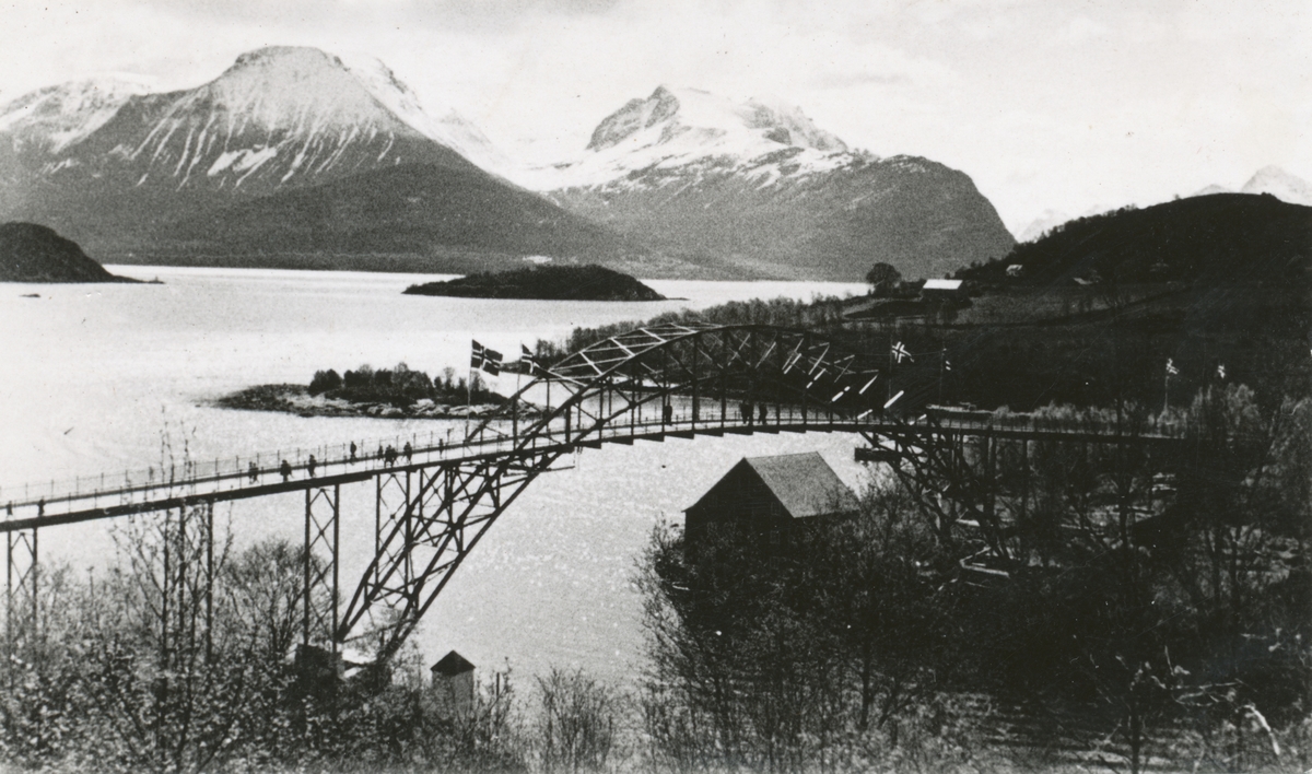 Bildeserie fra åpninga av Vegsundbrua 1938, med oversiktsbilder.